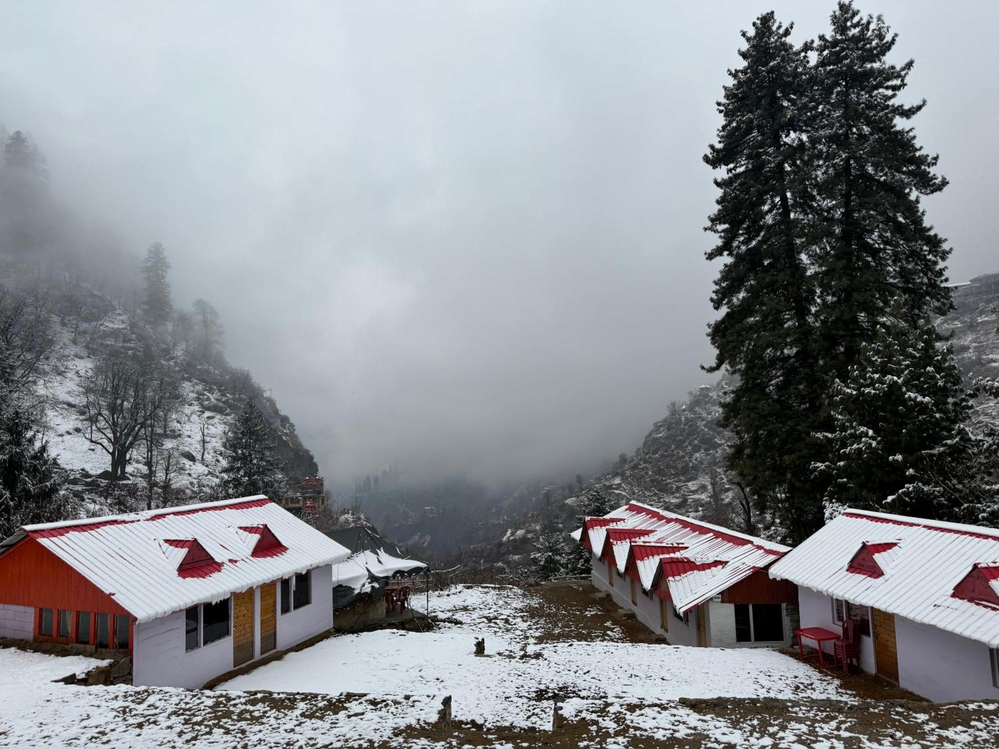 Lord Shiva Dimension Hotel Tosh Kültér fotó